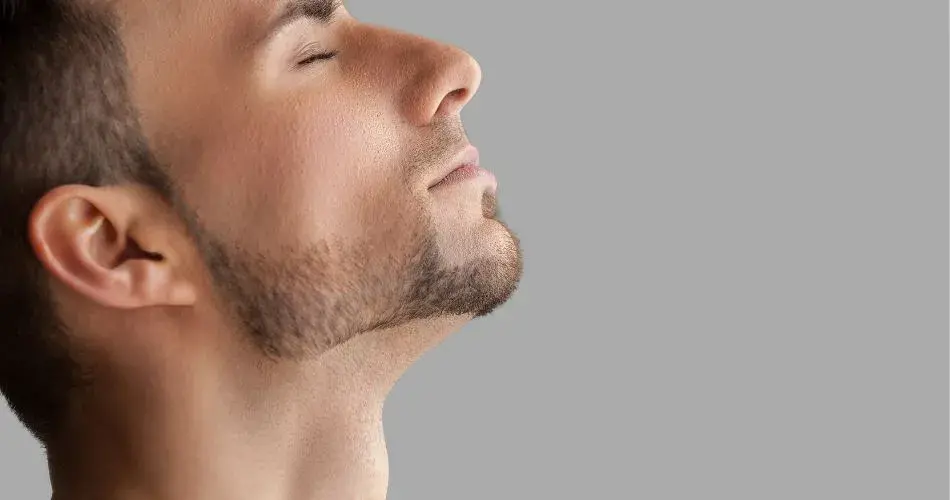 hombre con micropigmentacion de barba